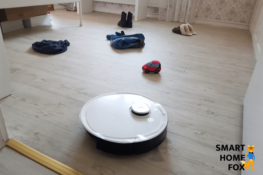 Ecovacs Deebot OZMO T8 объезжает высокие препятствия